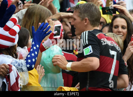 Recife, Brasilien. 26. Juni 2014. Bastian Schweinsteiger Deutschlands feiert mit seiner Freundin Sarah Brandner für den Sieg und den Eingang zum Rround 16, nachdem eine Gruppe G Spiel zwischen den USA und Deutschland der FIFA WM 2014 in der Arena Pernambuco Stadion in Recife, Brasilien, am 26. Juni 2014. Deutschland gewann 1: 0 über die USA am Donnerstag. Deutschland und den USA geben Sie Runde der letzten 16 aus Gruppe G. Credit: Guo Yong/Xinhua/Alamy Live News Stockfoto