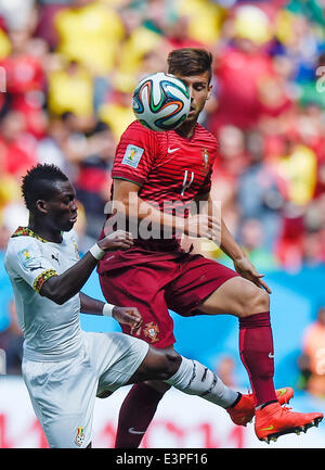 Brasilia, Brasilien. 26. Juni 2014. Portugals Miguel Veloso (L) konkurriert im Laufe einer Gruppe G Begegnung zwischen Portugal und Ghana 2014 FIFA World Cup im Stadion Estadio Nacional in Brasilia, Brasilien, 26. Juni 2014. Portugal gewann 2: 1 gegen Ghana am Donnerstag. © Qi Heng/Xinhua/Alamy Live-Nachrichten Stockfoto