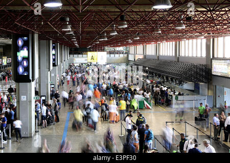 Sao Paulo, Brasilien. 25. Juni 2014. Passagiere werden am 25. Juni 2014 in Guarulhos International Airport in Sao Paulo, Brasilien, gesehen. © Rahel Patras/Xinhua/Alamy Live-Nachrichten Stockfoto