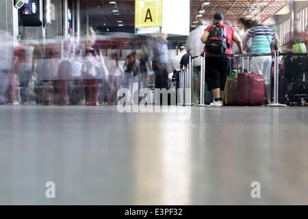 Sao Paulo, Brasilien. 25. Juni 2014. Passagiere werden am 25. Juni 2014 in Guarulhos International Airport in Sao Paulo, Brasilien, gesehen. © Rahel Patras/Xinhua/Alamy Live-Nachrichten Stockfoto