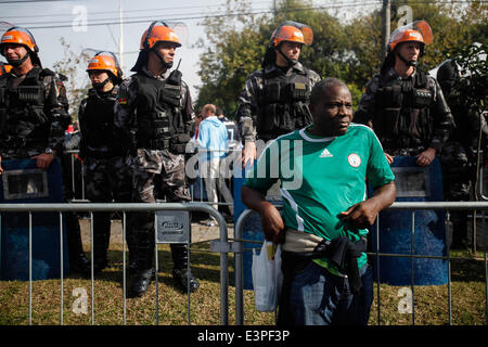 Porto Alegre, Brasilien. 25. Juni 2014. Polizisten bewachen um das Estadio Beira-Rio Stadion in Porto Alegre, Brasilien, am 25. Juni 2014. © Jhon Paz/Xinhua/Alamy Live-Nachrichten Stockfoto