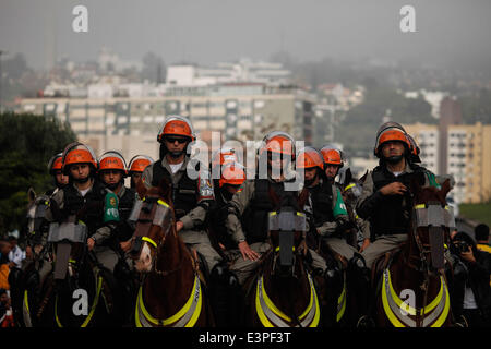 Porto Alegre, Brasilien. 25. Juni 2014. Polizeilicher Bewachung rund um das Estadio Beira-Rio Stadion in Porto Alegre, Brasilien, auf 25. Juni 2014 montiert. © Jhon Paz/Xinhua/Alamy Live-Nachrichten Stockfoto