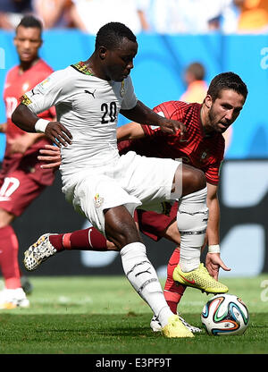 Brasilia, Brasilien. 26. Juni 2014. Portugals Joao Moutinho (R) wetteifert mit Ghanas Kwadwo Asamoah im Laufe einer Gruppe G Begegnung zwischen Portugal und Ghana 2014 FIFA World Cup im Stadion Estadio Nacional in Brasilia, Brasilien, 26. Juni 2014. Portugal gewann 2: 1 gegen Ghana am Donnerstag. © Qi Heng/Xinhua/Alamy Live-Nachrichten Stockfoto