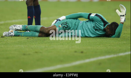 (140625) - RIO DE JANEIRO, 25. Juni 2014 (Xinhua)--Ecuadors Torhüter Alexander Dominguez fällt während eines Spiels der Gruppe E zwischen Ecuador und Frankreich der FIFA WM 2014 an das Estadio Maracana-Stadion in Rio De Janeiro, Brasilien, 25. Juni 2014. Das Spiel endete mit einem 0: 0 Unentschieden. (Xinhua/Wang Lili) Stockfoto