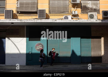 (140625)--RIO DE JANEIRO, 25. Juni 2014 (Xinhua)--Frauen sind in einer Straße in Rio De Janeiro, Brasilien, am 25. Juni 2014 sehen. (Xinhua/Guillermo Arias) Stockfoto