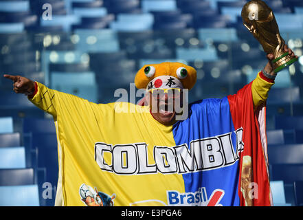 (140624)--CUIABA, 24. Juni 2014 (Xinhua)--A Kolumbien Fan posiert vor einem Spiel der Gruppe C zwischen Japan und der WM 2014 in die Arena Pantanal in Cuiaba, Brasilien, Kolumbien 24. Juni 2014. (Xinhua/Liu Dawei) Stockfoto