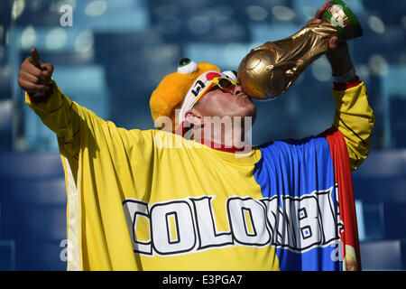 (140624)--CUIABA, 24. Juni 2014 (Xinhua)--A Kolumbien Fan posiert vor einem Spiel der Gruppe C zwischen Japan und der WM 2014 in die Arena Pantanal in Cuiaba, Brasilien, Kolumbien 24. Juni 2014. (Xinhua/Liu Dawei) Stockfoto