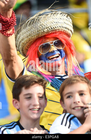 (140624)--CUIABA, 24. Juni 2014 (Xinhua)--A Kolumbien Fan posiert vor einem Spiel der Gruppe C zwischen Japan und der WM 2014 in die Arena Pantanal in Cuiaba, Brasilien, Kolumbien 24. Juni 2014. (Xinhua/Liu Dawei) Stockfoto