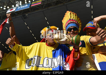 (140624)--CUIABA, 24. Juni 2014 (Xinhua)--Kolumbiens Fans posieren vor einem Spiel der Gruppe C zwischen Japan und der WM 2014 in die Arena Pantanal in Cuiaba, Brasilien, Kolumbien, 24. Juni 2014. (Xinhua/Liu Dawei) Stockfoto