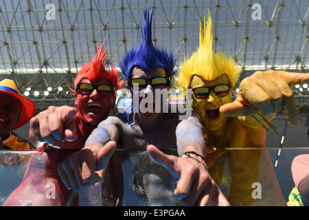 (140624)--CUIABA, 24. Juni 2014 (Xinhua)--Kolumbiens Fans posieren vor einem Spiel der Gruppe C zwischen Japan und der WM 2014 in die Arena Pantanal in Cuiaba, Brasilien, Kolumbien, 24. Juni 2014. (Xinhua/Liu Dawei) Stockfoto