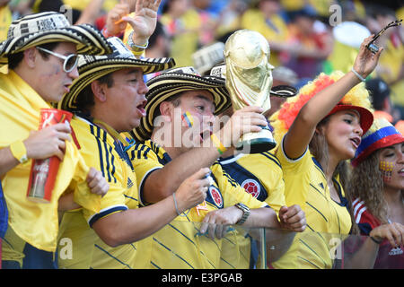 (140624)--CUIABA, 24. Juni 2014 (Xinhua)--Kolumbiens Fans posieren vor einem Spiel der Gruppe C zwischen Japan und der WM 2014 in die Arena Pantanal in Cuiaba, Brasilien, Kolumbien, 24. Juni 2014. (Xinhua/Liu Dawei) Stockfoto