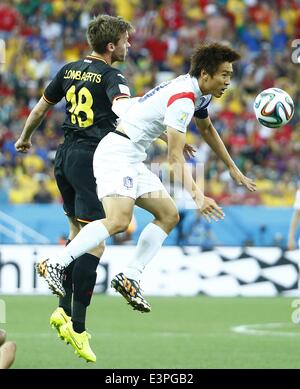 (140626) - SAO PAULO, 26. Juni 2014 (Xinhua)--Belgien Nicolas Lombaerts (L) tritt während des Spiels Gruppe H Korea Republik und Belgien von 2014 FIFA World Cup im Stadion Arena de Sao Paulo in Sao Paulo, Brasilien, am 26. Juni 2014. (Xinhua/Chen Jianli) (JAC) Stockfoto