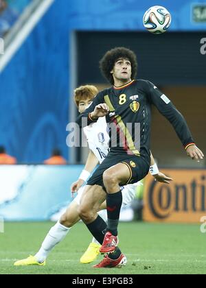 (140626) - SAO PAULO, 26. Juni 2014 (Xinhua)--Belgiens Marouane Fellaini (vorne) wetteifert mit Südkoreas Ki Sung-Yueng während eine Gruppe H Übereinstimmung zwischen Südkorea und der FIFA WM 2014 im Stadion Arena de Sao Paulo in Sao Paulo, Brasilien, Belgien am 26. Juni 2014. (Xinhua/Chen Jianli) (JAC) Stockfoto