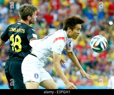 (140626) - SAO PAULO, 26. Juni 2014 (Xinhua)--Belgien Nicolas Lombaerts (L) tritt während des Spiels Gruppe H Korea Republik und Belgien von 2014 FIFA World Cup im Stadion Arena de Sao Paulo in Sao Paulo, Brasilien, am 26. Juni 2014. (Xinhua/Chen Jianli) (JAC) Stockfoto