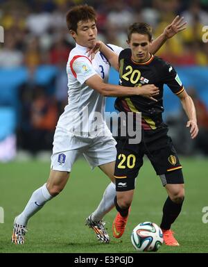 (140626) - SAO PAULO, 26. Juni 2014 (Xinhua)--Belgiens Adnan Januzaj (R) wetteifert mit Korea Republik Yun Suk Young während des Spiels Gruppe H Korea Republik und Belgien von 2014 FIFA World Cup im Stadion Arena de Sao Paulo in Sao Paulo, Brasilien, am 26. Juni 2014. (Xinhua/Li Ga) (JAC) Stockfoto