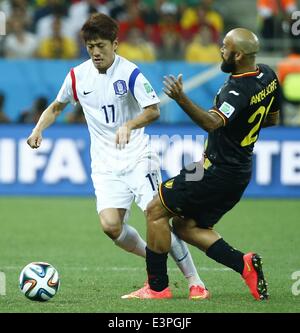 (140626) - SAO PAULO, 26. Juni 2014 (Xinhua)--Belgiens Vanden Borre (R) wetteifert mit Korea Republik Lee Chung Yong während des Spiels Gruppe H Korea Republik und Belgien von 2014 FIFA World Cup im Stadion Arena de Sao Paulo in Sao Paulo, Brasilien, am 26. Juni 2014. (Xinhua/Chen Jianli) (JAC) Stockfoto