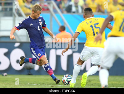 (140624)--CUIABA, 24. Juni 2014 (Xinhua)--Japans Keisuke Honda geht der Ball während eines Spiels der Gruppe C zwischen Japan und der WM 2014 in die Arena Pantanal in Cuiaba, Brasilien, Kolumbien 24. Juni 2014. (Xinhua/Li Ming) Stockfoto