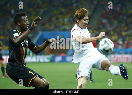 (140626)--konkurriert SAO PAULO, 26. Juni 2014 (Xinhua)--Korea Republik Kim Young Gwon (R) während des Spiels Gruppe H Korea Republik und Belgien von 2014 FIFA World Cup im Stadion Arena de Sao Paulo in Sao Paulo, Brasilien, am 26. Juni 2014. (Xinhua/Chen Jianli) (JAC) Stockfoto