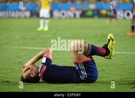 (140624)--CUIABA, 24. Juni 2014 (Xinhua)--Japans Shinji Okazaki fällt während eines Spiels der Gruppe C zwischen Japan und der WM 2014 in die Arena Pantanal in Cuiaba, Brasilien, Kolumbien 24. Juni 2014. (Xinhua/Liu Dawei) Stockfoto