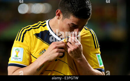 (140624)--CUIABA, 24. Juni 2014 (Xinhua)--Kolumbiens James Rodriguez feiert das Ziel während eines Spiels der Gruppe C zwischen Japan und der WM 2014 in die Arena Pantanal in Cuiaba, Brasilien, Kolumbien 24. Juni 2014. (Xinhua/Li Ming) Stockfoto