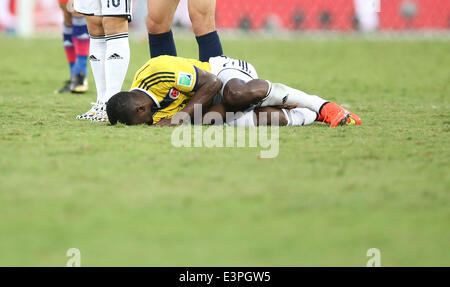 (140624)--CUIABA, 24. Juni 2014 (Xinhua)--Kolumbiens Jackson Martinez stürzt während eines Spiels der Gruppe C zwischen Japan und der WM 2014 in die Arena Pantanal in Cuiaba, Brasilien, Kolumbien 24. Juni 2014. (Xinhua/Li Ming) Stockfoto