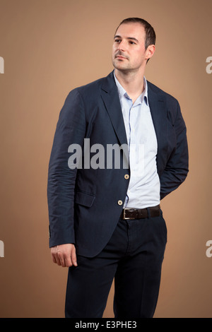 Junge attraktive Business-Mann lächelnd. Studio gedreht Stockfoto