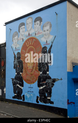 Ein Ulster Volunteer Force Wandgemälde im Loyalist Bereich West Belfast zeigt die UVF, mit Kapuzen Paramilitärs und Porträts. Stockfoto