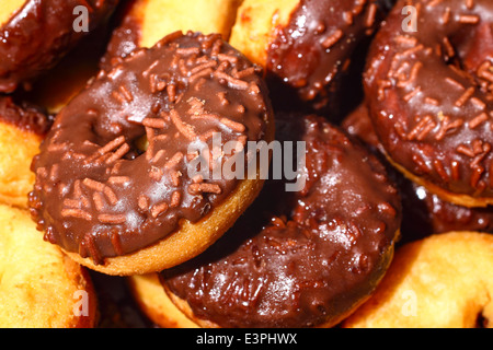 Nahaufnahme von Mini Schokoladen Donuts Stockfoto