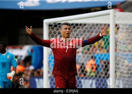 Brasilia, Brasilien. 26. Juni 2014. Spieler Cristiano Ronaldo ist bei nationalen Mane Garrincha Stadium in Brasilia, Brasilien, am 26. Juni 2014, während des Spiels zwischen Ghana und Portugal für den FIFA World Cup 2014 World Cup Gruppe G sehen. Portugal 2: 1 gewonnen, aber es schied aus dem Weltcup. Bildnachweis: Dpa picture Alliance/Alamy Live News Stockfoto