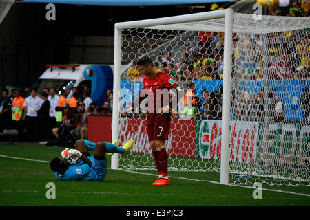 Brasilia, Brasilien. 26. Juni 2014. Spieler Cristiano Ronaldo ist bei nationalen Mane Garrincha Stadium in Brasilia, Brasilien, am 26. Juni 2014, während des Spiels zwischen Ghana und Portugal für den FIFA World Cup 2014 World Cup Gruppe G sehen. Portugal 2: 1 gewonnen, aber es schied aus dem Weltcup. Bildnachweis: Dpa picture Alliance/Alamy Live News Stockfoto