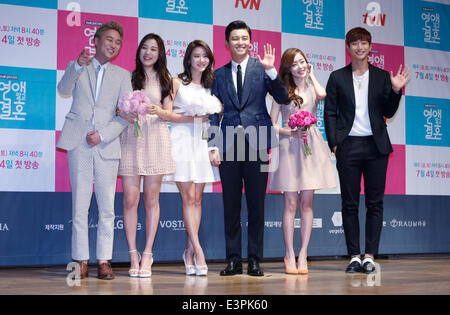 Heo Jung-Min, Yoon So-Hee, Han Groo, Yeon Woo Jin, Sun-Hwa(Secret) und Jin-Woon(2AM), 26. Juni 2014: südkoreanischer Schauspieler (L-R), Heo Jung-Min, Yoon So-Hee, Han Groo, Yeon Woo-Jin, Han SunHwa und Jeong JinWoon Pose während einer Pressekonferenz für ihre neue TV-Drama, "Die Ehe über die Liebe" in Seoul, Südkorea. © Lee Jae-Won/AFLO/Alamy Live-Nachrichten Stockfoto