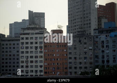 Sao Paulo, Brasilien. 17. Juni 2014. Wohnung Gebäude im zentralen Sao Paulo am 17. Juni 2014. Mehr als 1 Million Brasilianer auf die Straße gegangen vor einem Jahr um zu Ausgaben des Staates für das Turnier zu protestieren. Die Wirtschaft des Landes hat sich zu einem Schleichen verlangsamt und öffentliche Bildung und medizinischer Versorgung zurückbleiben hinter denen der industrialisierten Nationen. Umfragen zeigen, dass die meisten Brasilianer denken, Gastgeber der WM war eine schlechte Idee. Gili Yaari/NurPhoto/ZUMAPRESS.com/Alamy © Live-Nachrichten Stockfoto