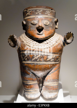 Skulpturale anthropomorphe Darstellung Huari Transitional Periode 800-1300 AD Museo de kann nicht Arte Precolombino, Cusco - Peru A schönes Beispiel für den Wunsch nach Skulptur seitens der Huari, deren Künstler, besitzen mehr Geschick im bildnerischen Arbeiten, Masse und die Darstellung der menschlichen Modelle ausweichen. Die Darstellung ist frontal, minimalistisch und primitive; Es sucht nicht die Vollkommenheit des Bildes, noch eine Kopie des natürlichen Modells; Es ist eher eine symbolische und sehr einfache menschliche Darstellung ausgestattet mit wunderschönen bemalten Designs nach die Schaltpläne der Bands und chevr Stockfoto
