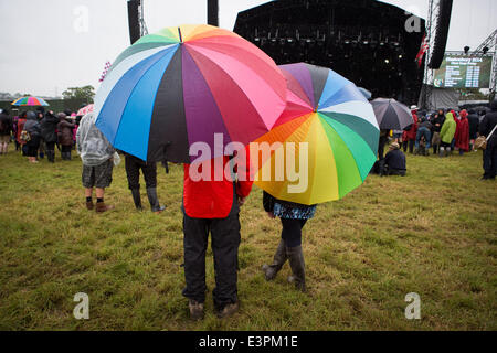 Glastonbury, Somerset, UK. 27. Juni 2014. Musik-Fans bereiten Sie für den ersten offiziellen Tag des Glastonbury Festivals in Pilton, Somerset. 27. Juni 2014. Bildnachweis: Lloyd/Alamy Live-Nachrichten Stockfoto