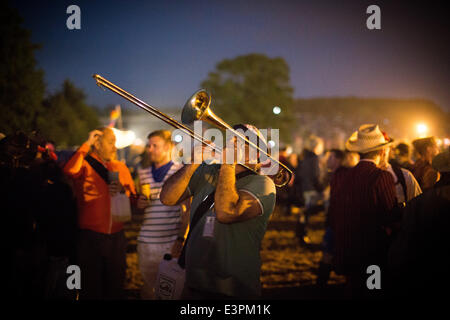 Glastonbury, Somerset, UK. 27. Juni 2014. Glastonbury, Somerset, UK. 26. Juni 2014. Musik-Fans auf dem Glastonbury Festival in Pilton, Somerset. 26. Juni 2014. Bildnachweis: Lloyd/Alamy Live-Nachrichten Stockfoto