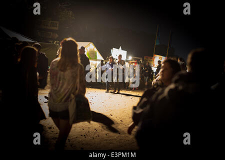 Glastonbury, Somerset, UK. 27. Juni 2014. Glastonbury, Somerset, UK. 26. Juni 2014. Musik-Fans auf dem Glastonbury Festival in Pilton, Somerset. 26. Juni 2014. Bildnachweis: Lloyd/Alamy Live-Nachrichten Stockfoto