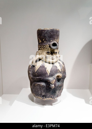 Menschliche Figur Chancay Imperial Zeitraum 1300 AD - 1352 AD Museo de Arte Precolombino, Cusco - Peru Keramik Darstellung des Menschen. Diese bestehen aus einer Figur von mehr oder weniger realistischen Stil, sehr kreativ gefertigt und mit einem Vorschlag des Primitivismus gerendert. Es ist, dass insbesondere "unvollendete"-skulpturale Qualität und Fähigkeit, die in diesem Beispiel so attraktiv macht. Die Keramikerin Modelle jedes Stück selbst rudimentäre dekorative Elemente in Anspruch nehmen. Die Aufmerksamkeit in vor allem durch die deutlich verkürzten und sehr schwachen Extremitäten gezeichnet, leicht skizzierte Gesichtsbehandlung bietet und manchmal unfin