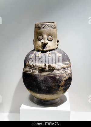 Menschliche Figur Chancay Imperial Zeitraum 1300 AD - 1352 AD Museo de Arte Precolombino, Cusco - Peru Keramik Darstellung des Menschen. Diese bestehen aus einer Figur von mehr oder weniger realistischen Stil, sehr kreativ gefertigt und mit einem Vorschlag des Primitivismus gerendert. Es ist, dass insbesondere "unvollendete"-skulpturale Qualität und Fähigkeit, die in diesem Beispiel so attraktiv macht. Die Keramikerin Modelle jedes Stück selbst rudimentäre dekorative Elemente in Anspruch nehmen. Die Aufmerksamkeit in vor allem durch die deutlich verkürzten und sehr schwachen Extremitäten gezeichnet, leicht skizzierte Gesichtsbehandlung bietet und manchmal unfin