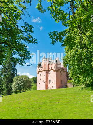 ROSA WÄNDE VON CRAIGIEVAR CASTLE IM FRÜHEN SOMMER-ABERDEENSHIRE-SCHOTTLAND Stockfoto