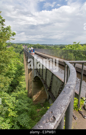 Narrowboats Überquerung der Pontcysyllte-Aquädukt auf Llangollen Kanal, Wrexham, North Wales, UK Stockfoto