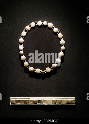 Halskette und Armband Silber Chimu Kaiserzeit 1300-1532 n. Museo de Arte Precolombino, Cusco - Peru Advanced Metallbearbeitung Technologie ermöglichte präkolumbianische Künstlern zu Stücken wie diesen, der markierten Einfachheit während voller Harmonie zu erzeugen und mit schönen Präzision und Simmetry gerendert. Der Einsatz von runden Perlen und kleine viereckige Platten führte ein paar Schmuckstücke, die ebenso wie der zeitgenössischen Designs herauskommen könnte. In beiden Form und Linie Arbeit überwiegen. Stockfoto
