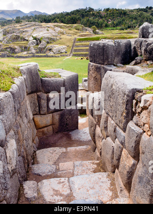 Große polierte Trockenmauern von Saksaywaman militärisch Inka-Komplex - Cusco, Peru Stockfoto