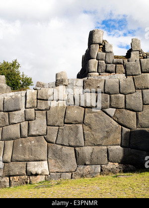 Große polierte Trockenmauern von Saksaywaman militärisch Inka-Komplex - Cusco, Peru Stockfoto