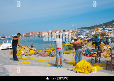 Fischer mit Netz, Sofouli, Meer Straße, Vathy, Samos Stadt Samos Insel, Griechenland, Europa Stockfoto