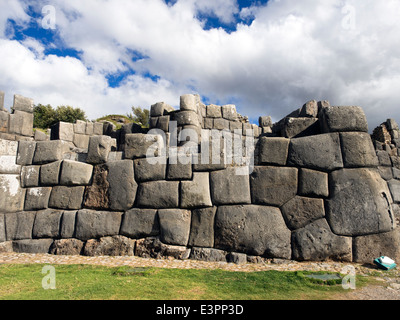 Große polierte Trockenmauern von Saksaywaman militärisch Inka-Komplex - Cusco, Peru Stockfoto