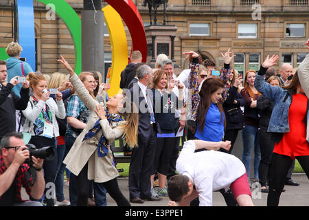 Glasgow, Schottland. 27. Juni 2014. Ein Flashmob der 100 Tänzer kündigt die Eröffnung der offiziellen Spiele waren Superstore von CEO David Grevemberg Credit: ALAN OLIVER/Alamy Live News Stockfoto