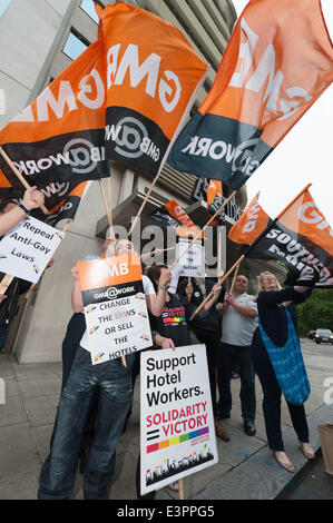 Park Lane, London, Uk. 27. Juni 2014. Die GMB Union und LGBT-Aktivisten protestieren vor dem 45 Park Lane Hotel in London. Die Demo wurde aufgrund des Boykotts inszeniert, die in Amerika der Dorchester Hotelkette begann. Die Dorchester-Kette ist im Besitz der Sultan von Brunei, die vor kurzem homophobe eingeführt hat und frauenfeindliche Gesetzgebung in Brunei. Bildnachweis: Lee Thomas/Alamy Live-Nachrichten Stockfoto