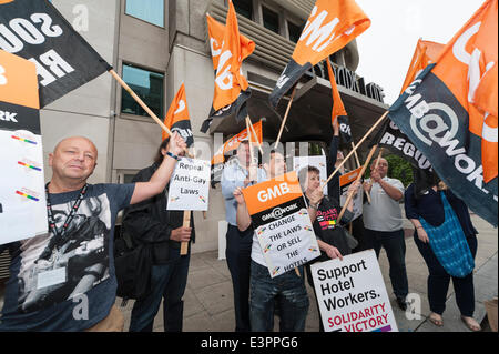 Park Lane, London, Uk. 27. Juni 2014. Die GMB Union und LGBT-Aktivisten protestieren vor dem 45 Park Lane Hotel in London. Die Demo wurde aufgrund des Boykotts inszeniert, die in Amerika der Dorchester Hotelkette begann. Die Dorchester-Kette ist im Besitz der Sultan von Brunei, die vor kurzem homophobe eingeführt hat und frauenfeindliche Gesetzgebung in Brunei. Bildnachweis: Lee Thomas/Alamy Live-Nachrichten Stockfoto