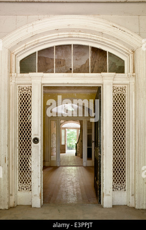 Blick durch notleidende Hintertür mit Oberlicht, leeren Flur Stockfoto
