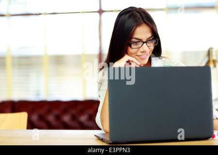 Glücklich Geschäftsfrau arbeiten auf dem Laptop im Büro Stockfoto